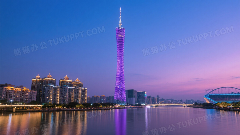 广州塔黄昏蓝紫灯光倒影图片