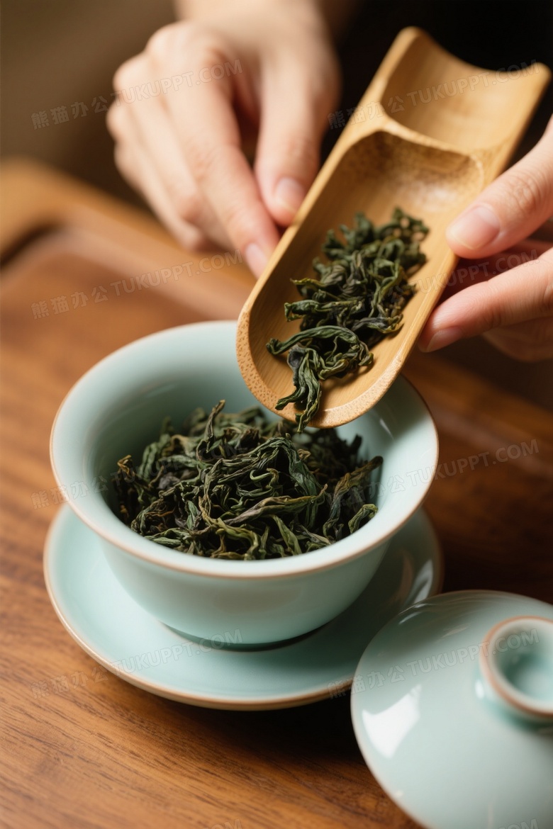 双手倾倒乌龙茶入盖碗图片