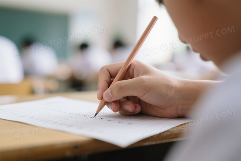 学生握笔答题特写图片
