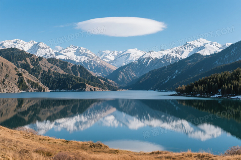 天山天池倒影雪山蓝调图片
