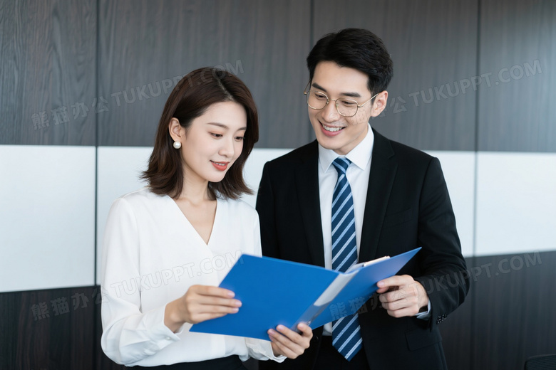 男女协作查看文件柔光图片