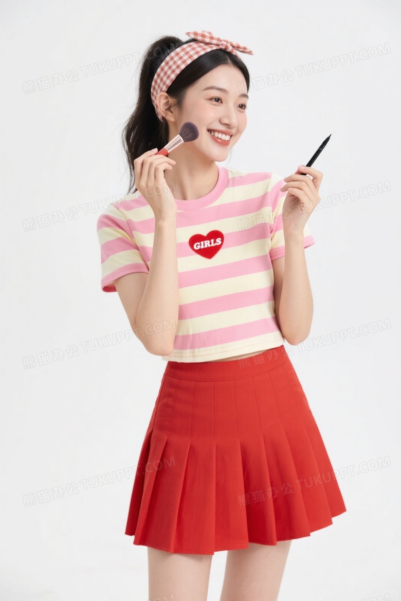 亚洲女性持化妆刷眼线笔微笑图片