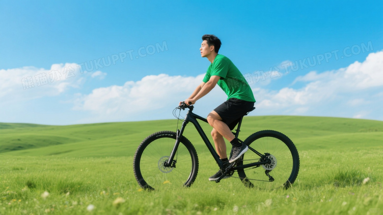 男子骑山地车穿行草原图片
