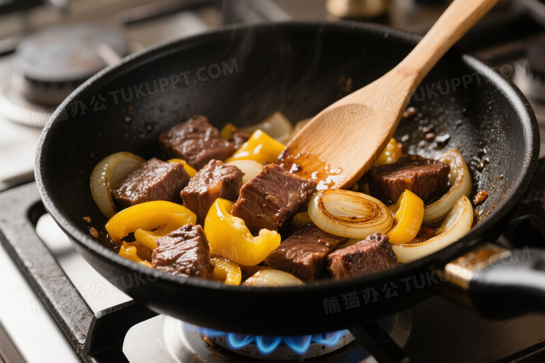 铸铁锅中牛肉甜椒翻炒俯拍图片