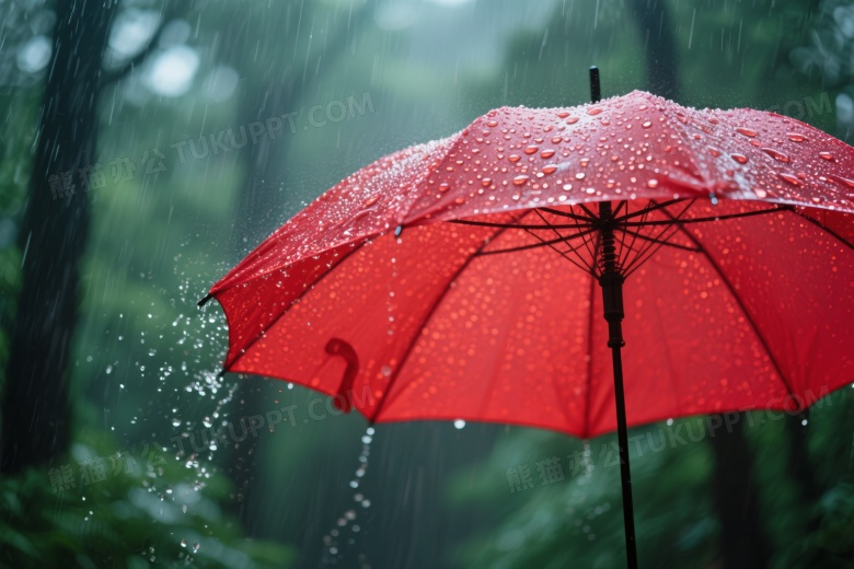 鲜红雨伞大雨中撑开特写图片