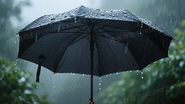 黑色雨伞大雨中撑开特写图片