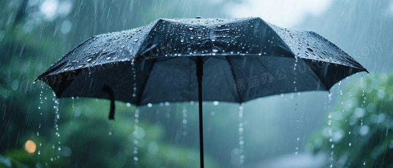 黑伞雨中撑开水帘侧逆光图片