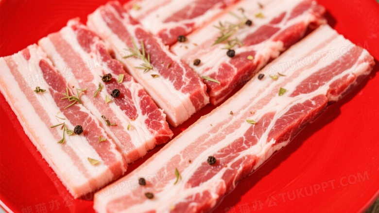 红盘生五花肉俯拍特写图片