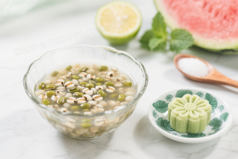 绿豆薏米汤与绿豆糕俯拍图片