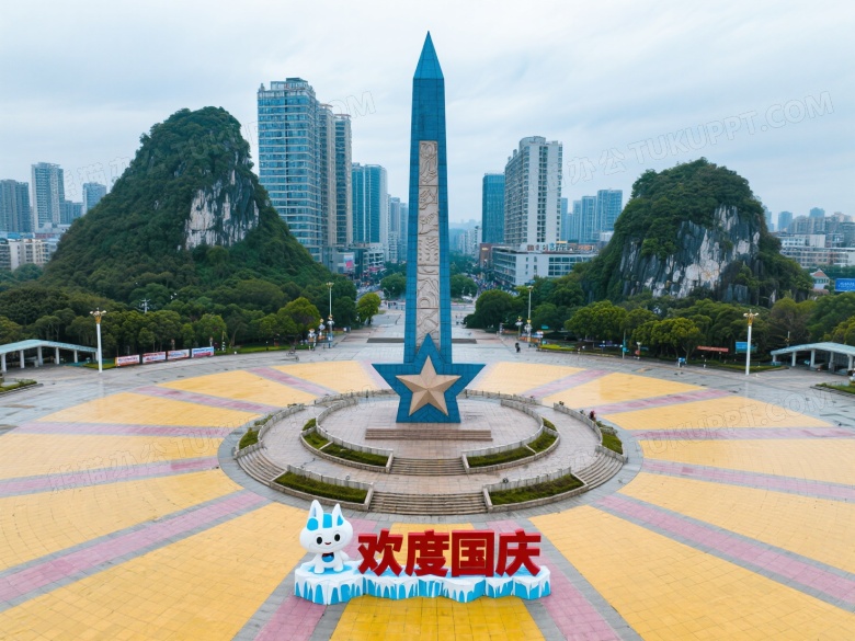 城市广场蓝色尖塔纪念碑俯拍图片