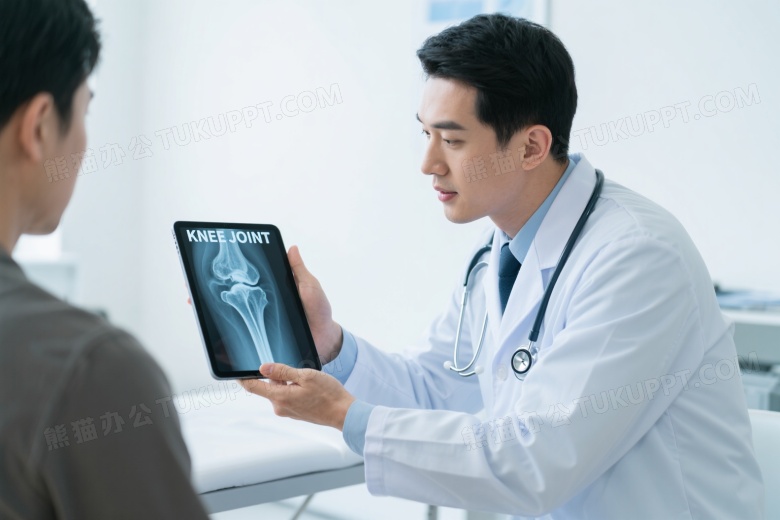 男医生讲解膝关节X光片图片