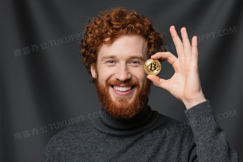 卷发胡须男子持比特币OK手势图片