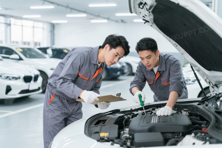 汽车技师检查发动机舱图片
