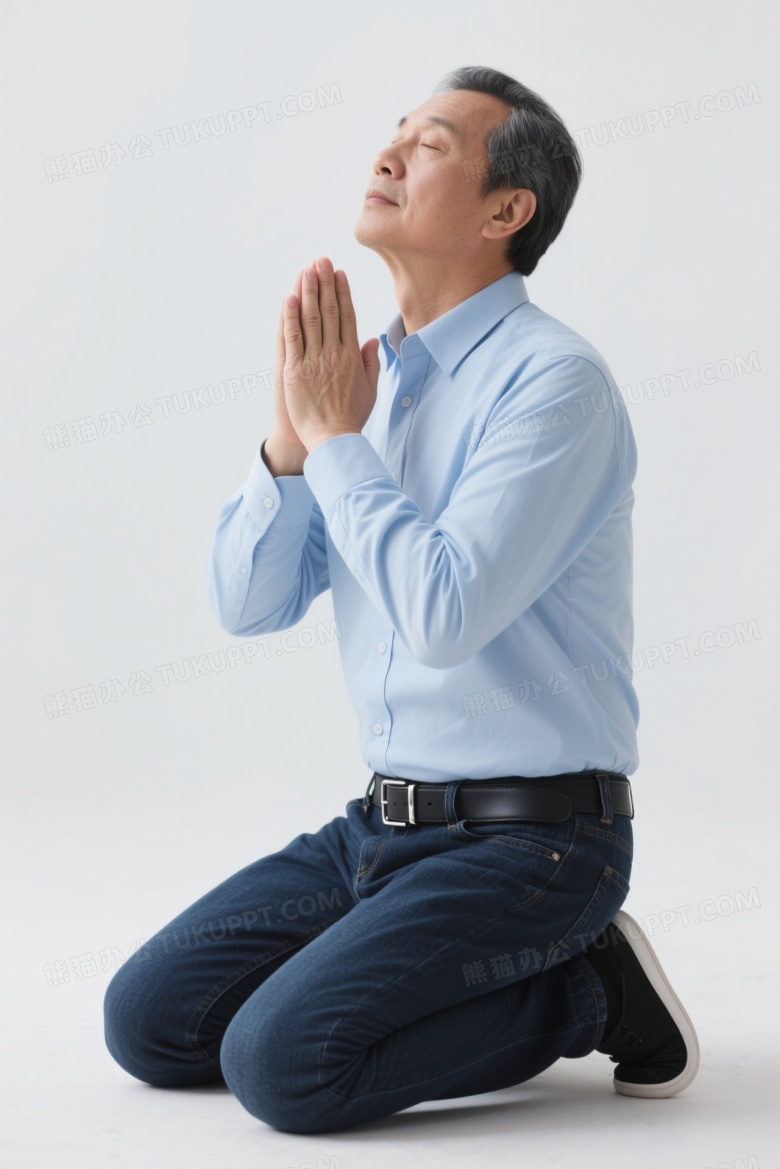 中年男子跪姿合十仰望图片