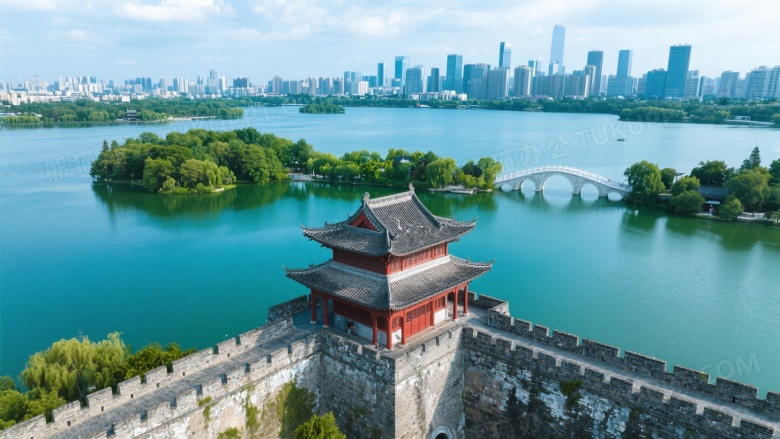 古城墙角楼湖景俯拍图片