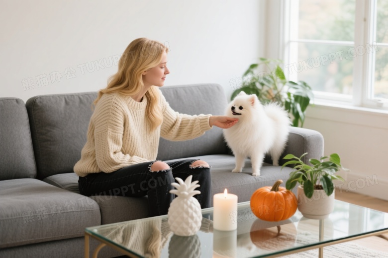金发女性喂博美犬家居场景图片