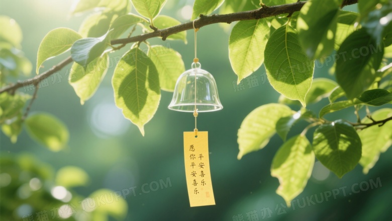 玻璃风铃挂枝叶间逆光图片