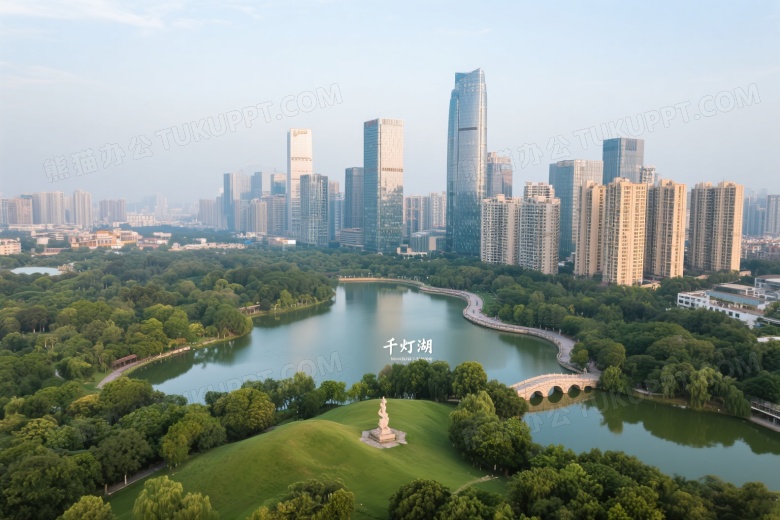 城市公园与天际线交界俯拍图片