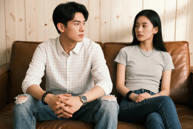 年轻男女沙发并坐疏离感图片