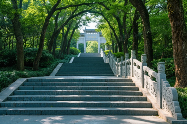 石阶长廊通向牌坊侧逆光图片