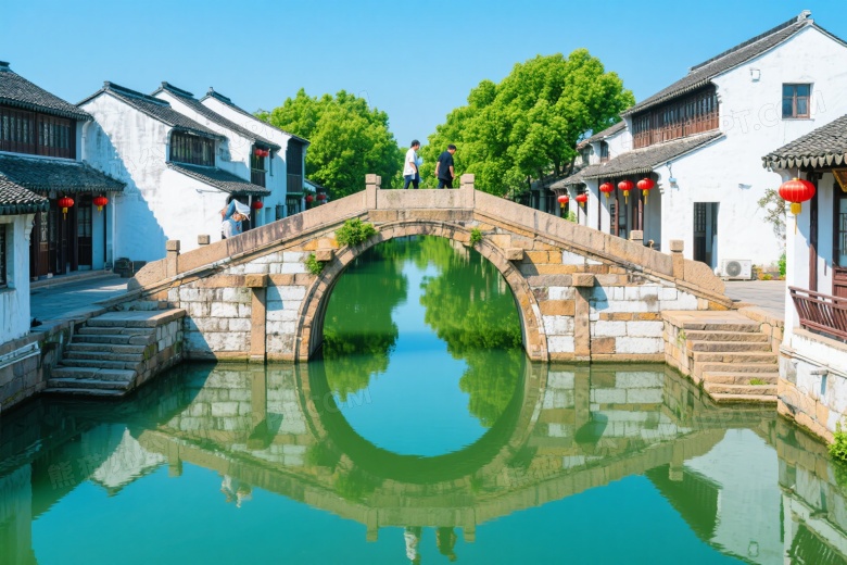 江南水乡石桥行人倒影图片