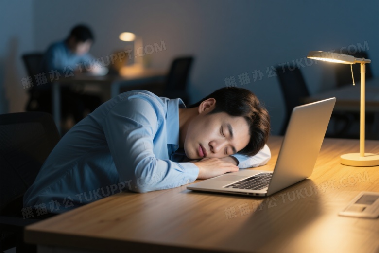 疲惫男性伏案睡着台灯照明图片