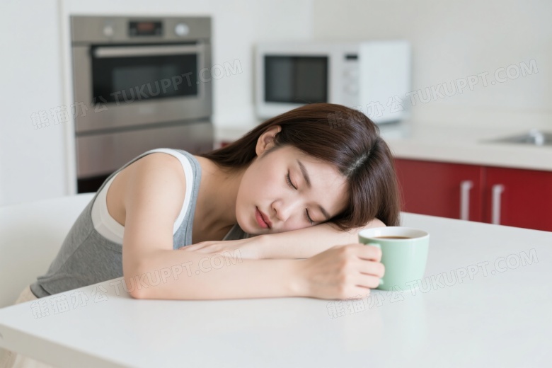亚洲女性厨房餐桌熟睡图片