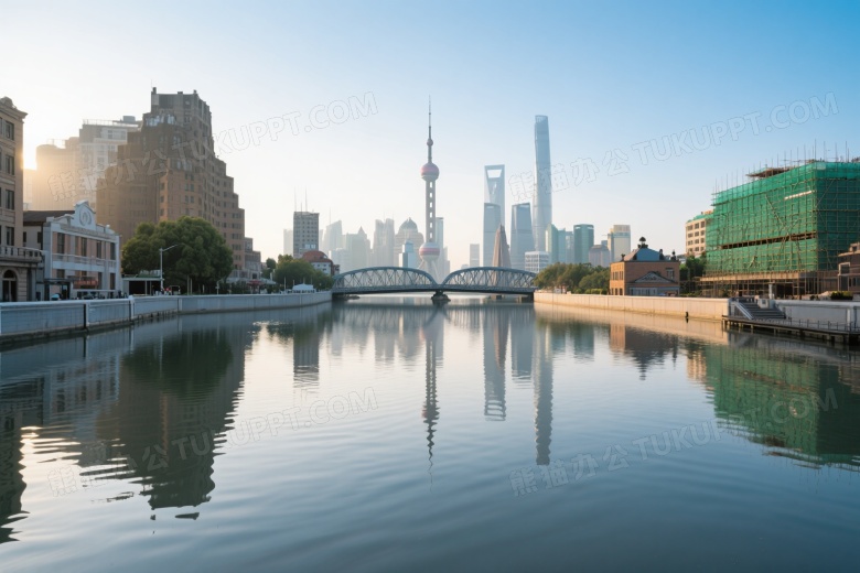 黄浦江倒映城市天际线拱桥图片