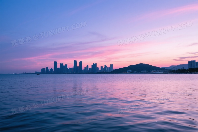 黄昏海面城市剪影风光图片