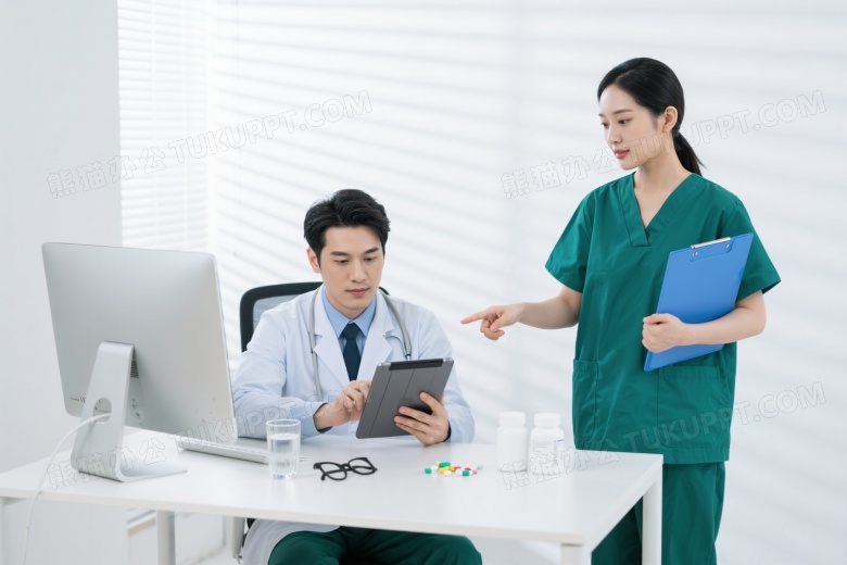 医生护士查看平板诊疗图片