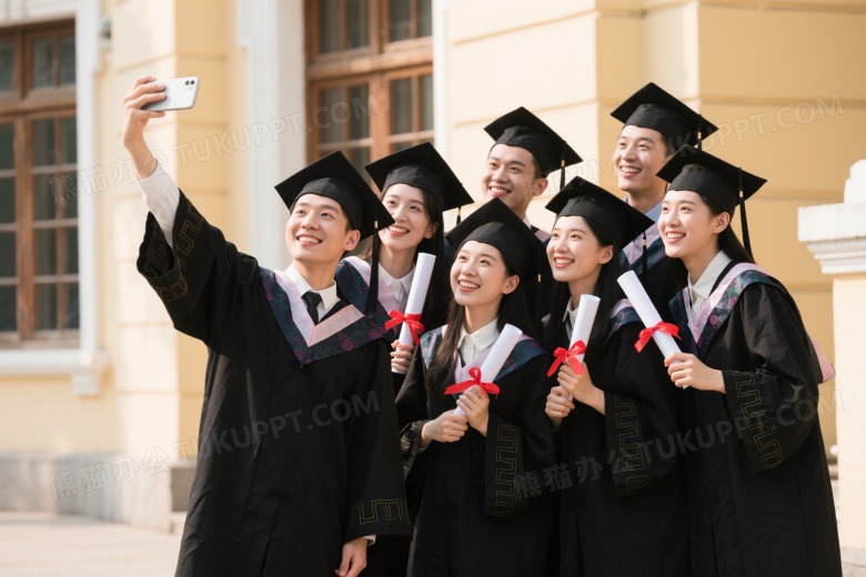 毕业生古典建筑前自拍合影图片