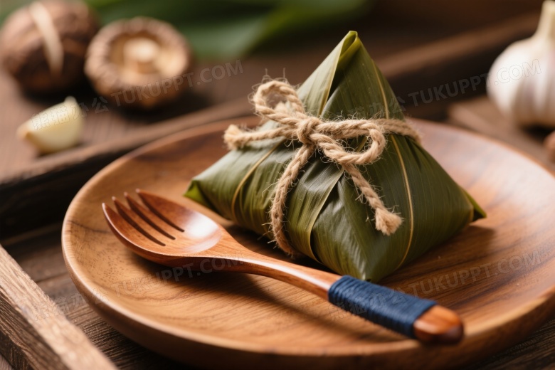 俯拍木质餐盘粽子特写图片