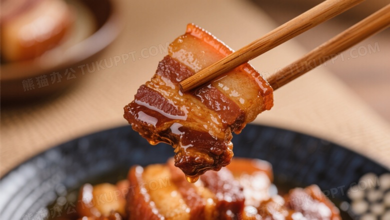木质筷子夹红烧五花肉特写图片
