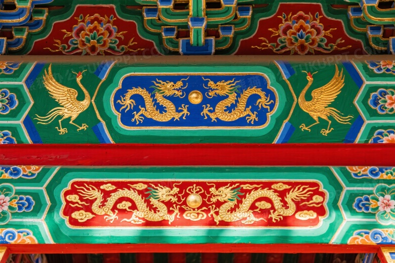 传统彩绘斗拱龙凤纹饰特写图片