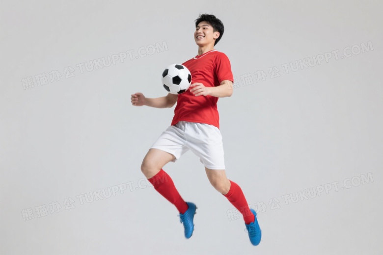 男足球员腾空停球特写图片