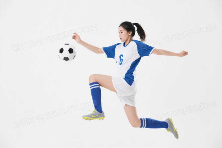 女足球运动员腾空踢球瞬间图片