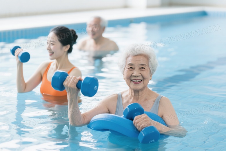 中老年女性水中哑铃训练图片