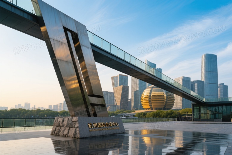 城市广场金属装置与钱江新城天际线图片