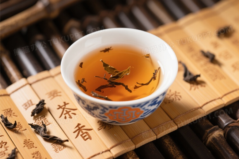 白瓷茶杯俯拍茶汤细节图片