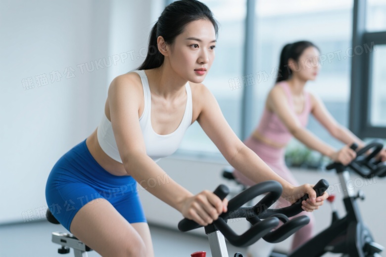 亚洲女性室内动感单车骑行图片