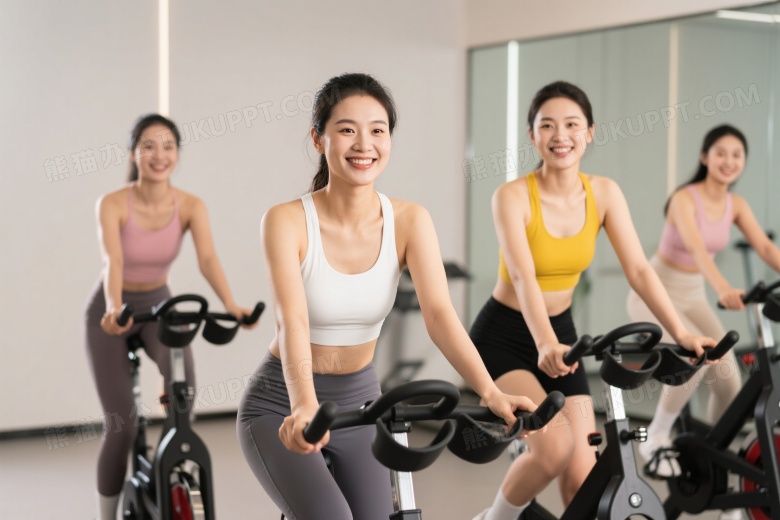 四位女性健身房骑动感单车图片