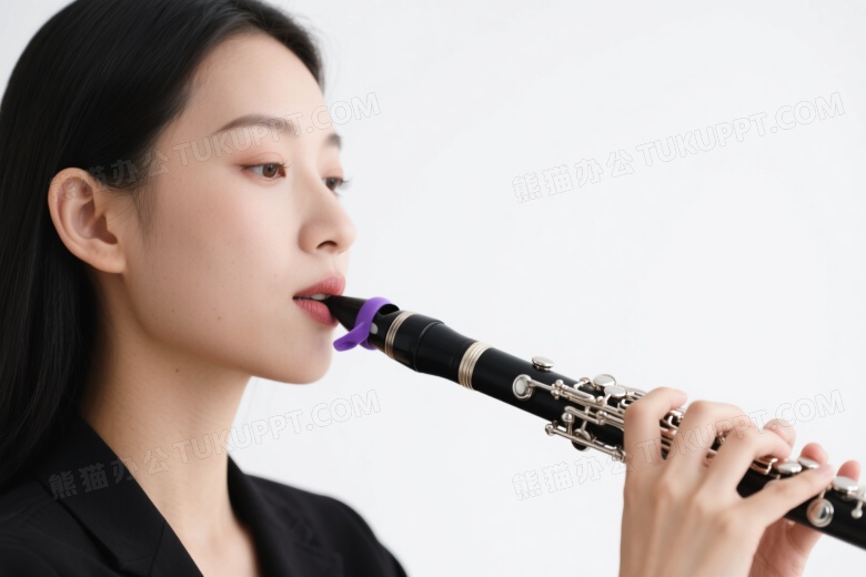 亚洲女性吹奏双簧管特写图片