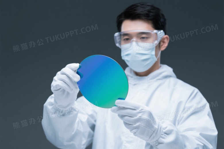 科研人员持硅晶圆特写图片