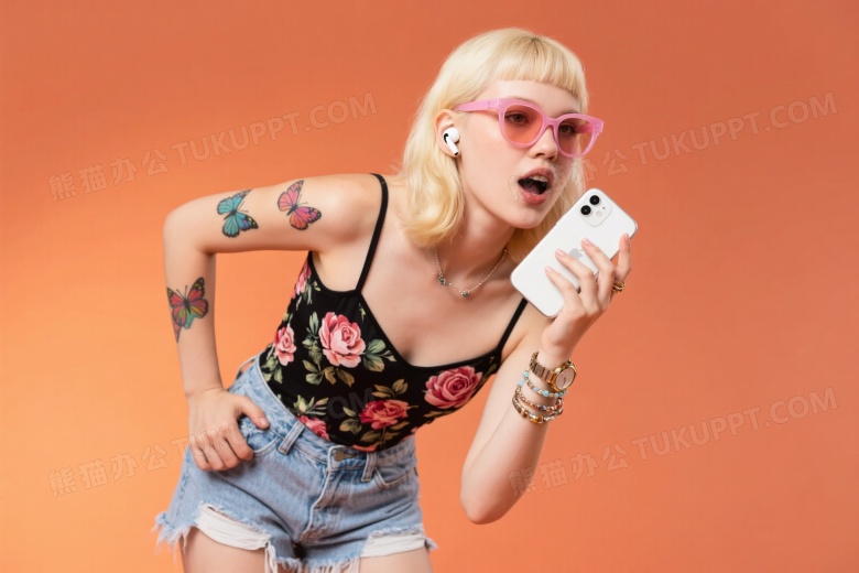 金发女性持手机说话时尚写真图片
