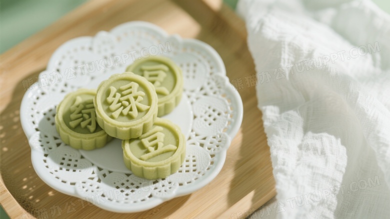 绿豆糕蕾丝盘俯拍图片