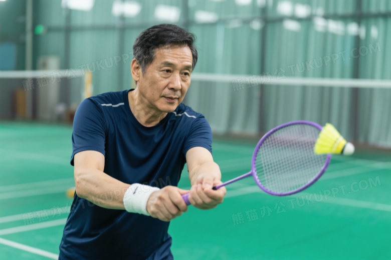 中年男子握拍准备击球图片