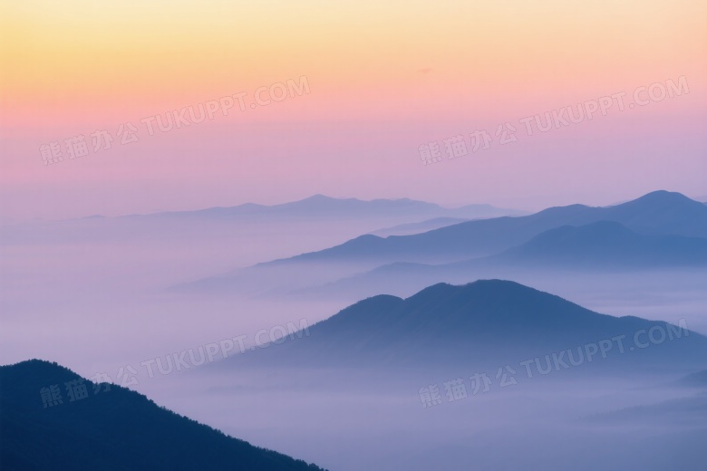 层叠山峦日出剪影图片