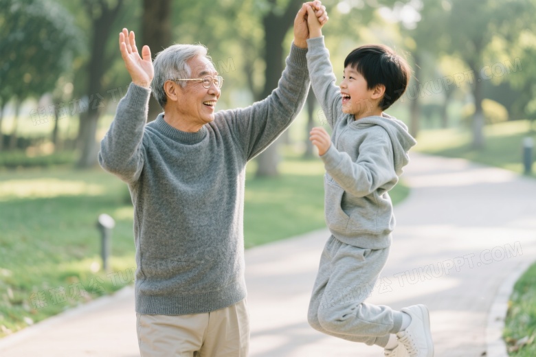 老年男性举男孩公园大笑图片