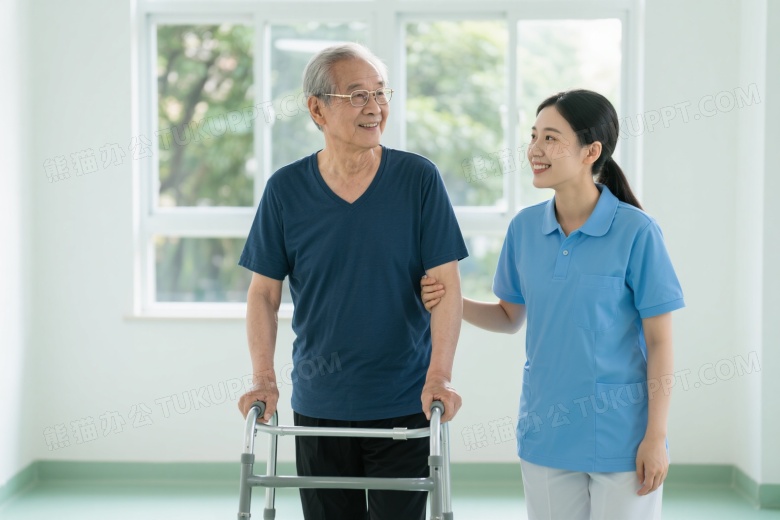 护理员搀扶老人逆光合影图片