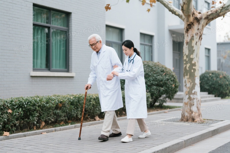 老年男性与女医生搀扶行走图片